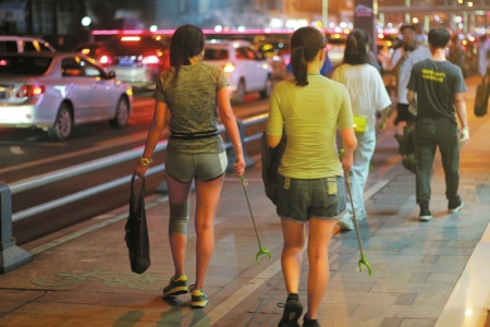 捡垃圾是时尚运动？成都年轻人爱上“Plogging”