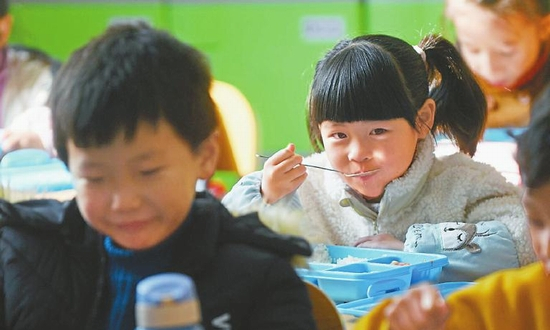 德阳旌阳区“中央厨房”投用 孩子们吃上放心、美味的营养餐