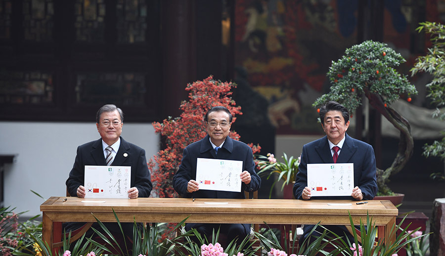 李克强与韩国总统文在寅、日本首相安倍晋三共同出席中日韩合作20周年纪念活动