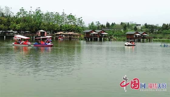 东升镇玉帝村五湖山庄一角近日,营山县芙蓉水镇文旅产业园施工现场