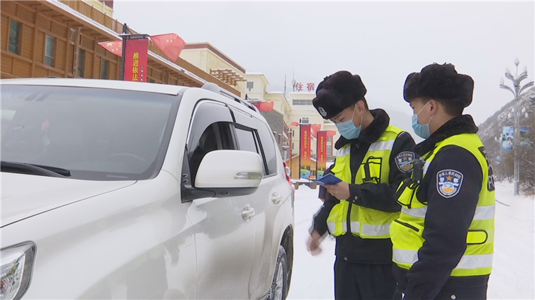 松潘公安幹警冒雪堅守防疫一線