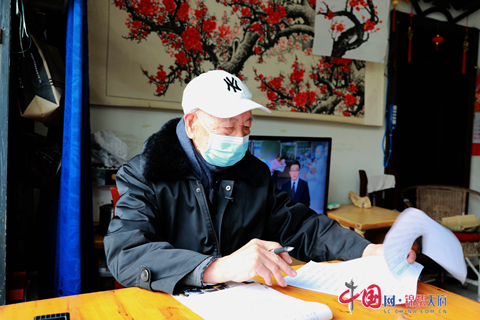 泸州90岁老党员连夜创作“抗疫快板”