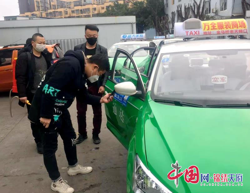 四川仁壽：公共營運(yùn)車輛消毒了嗎？掃一掃就知道