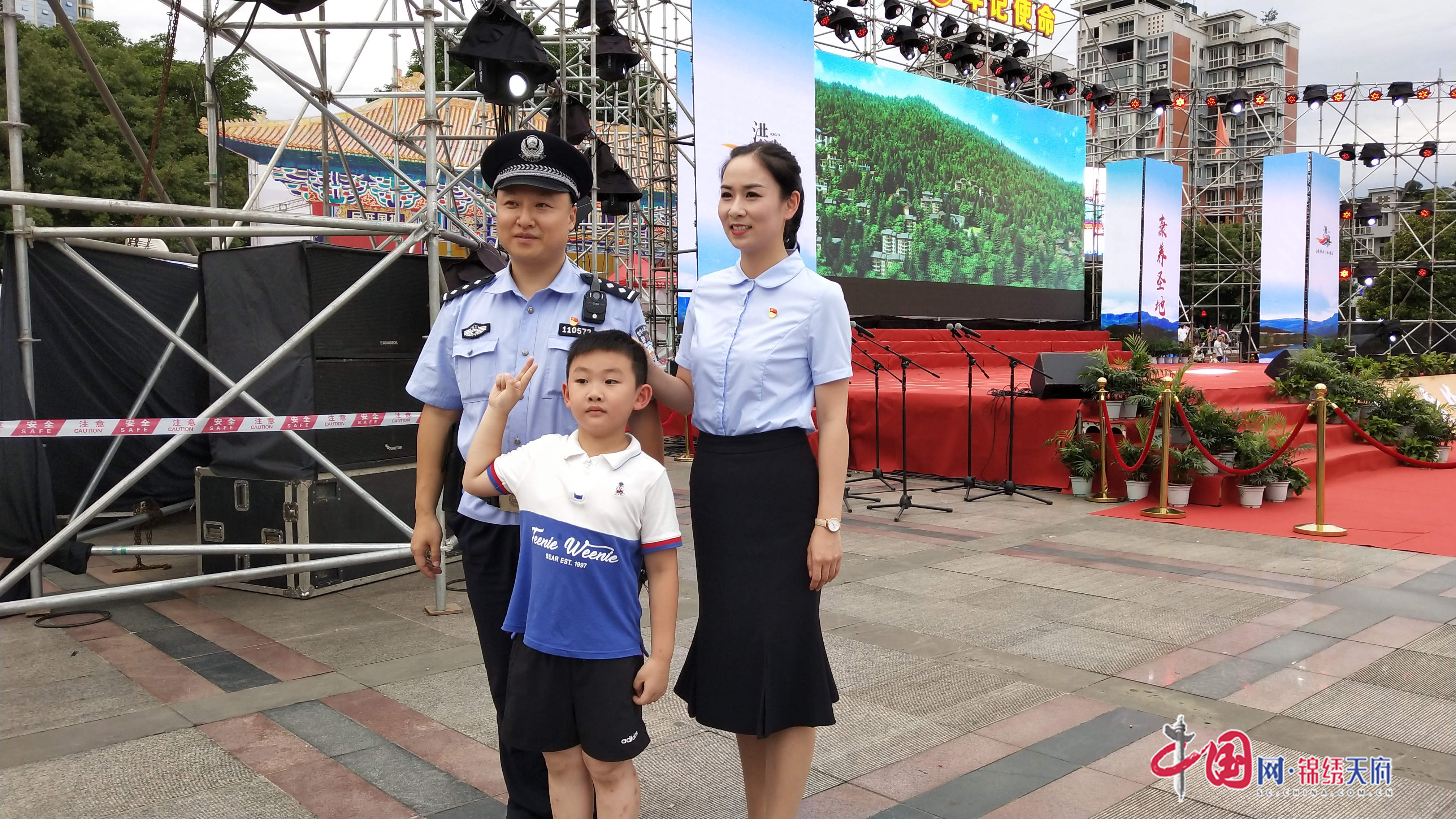 四川洪雅：抗“疫”路上 洪雅公安總有那么一瞬間讓你動(dòng)容