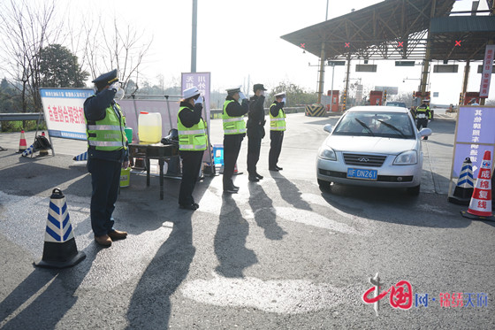 车辆消毒,测量体温后,从援建武汉雷神山医院回来的广济镇村民廖恩成