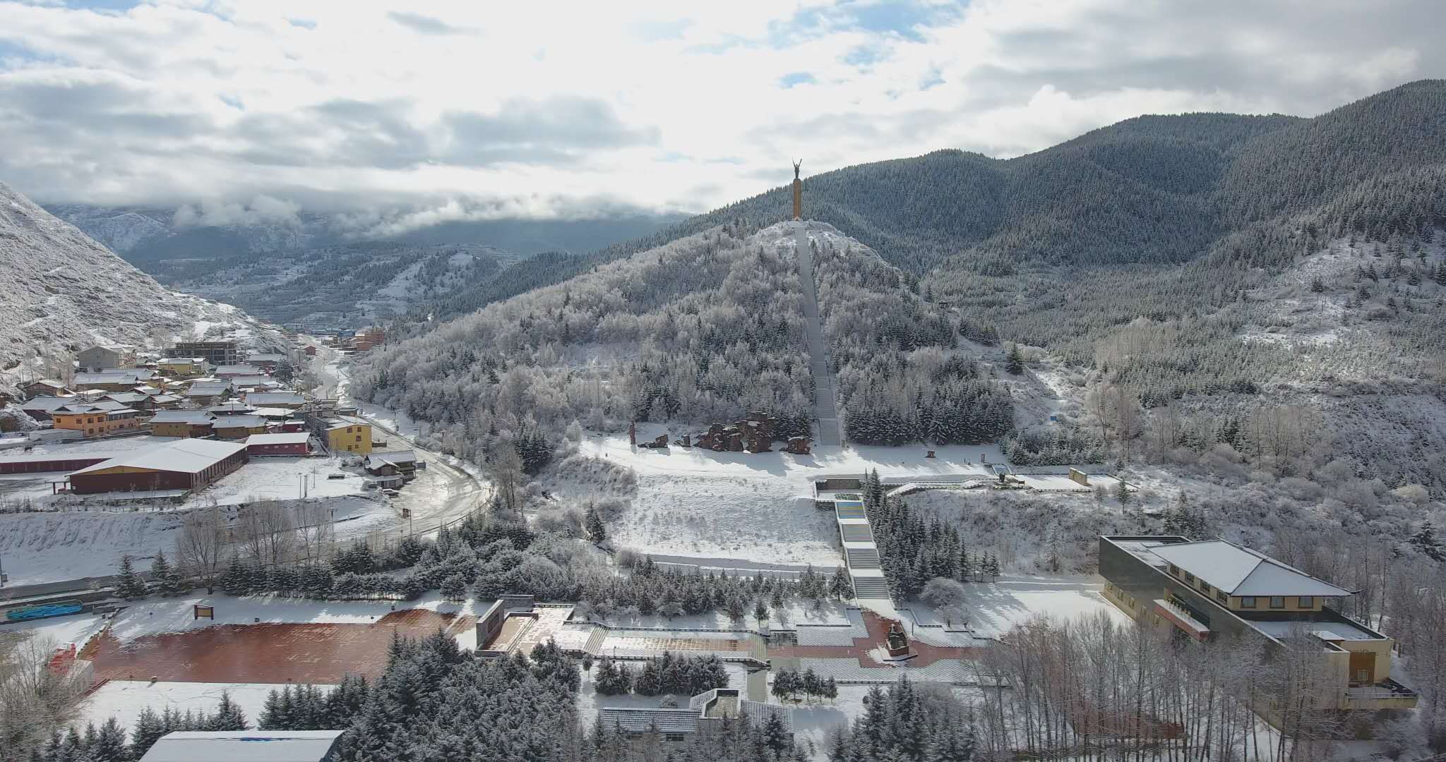 春雪润松州 枝枝蔓蔓挂凌花 古城松潘白雪纷扬