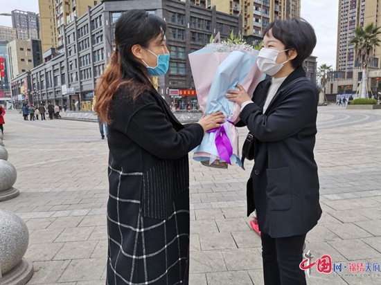 巴州區婦聯三八婦女節期間慰問援鄂醫務人員家庭