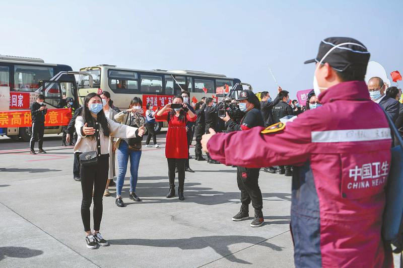 四川援助湖北医疗队第二批撤离队员534人回川 最美逆行者，欢迎回家！