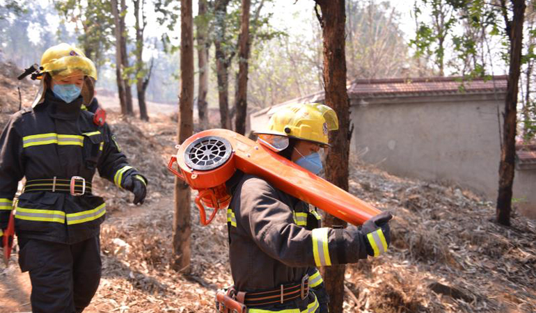 德阳消防支援凉山森林火灾扑救 兵分5路打好经久油库保卫战