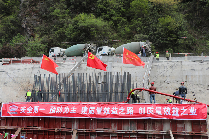 中國鐵建港航局九綿高速公路LJ16標項目平寨大橋首座承臺順利澆築