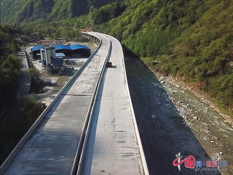 中国铁建港航局九绵高速公路lj16合同段和平村大桥桥面铺装全部完成