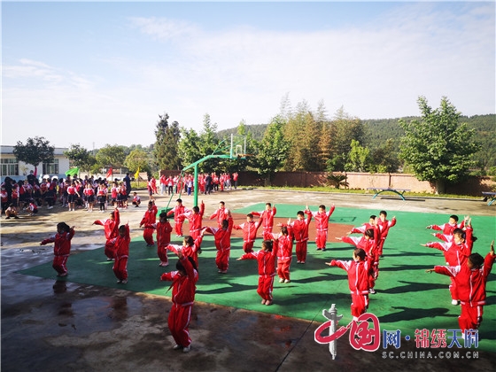 绵阳江油市河口小学举行体操比赛