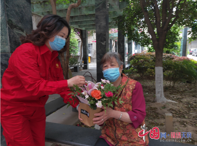 母親節 南充石油離退休管理中心把鮮花送給空巢老人