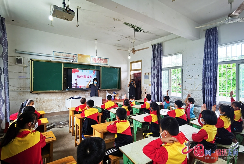 自贡大安：法治讲堂走进希望小学