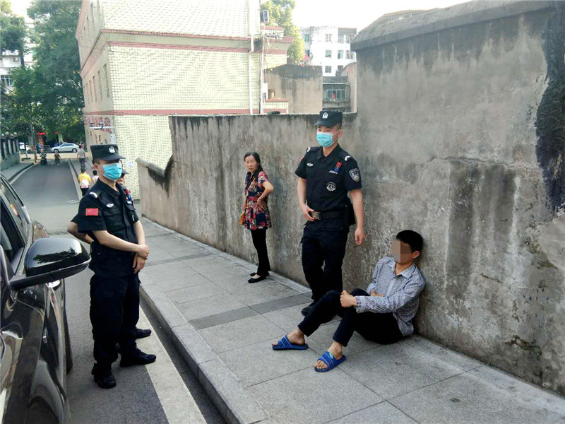 廣安華鎣特警救助一名突發疾病青年