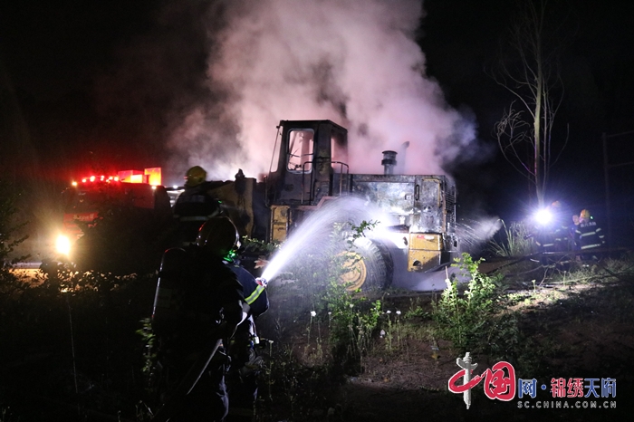 遂宁市：挖掘机突然自燃 经开消防紧急救援