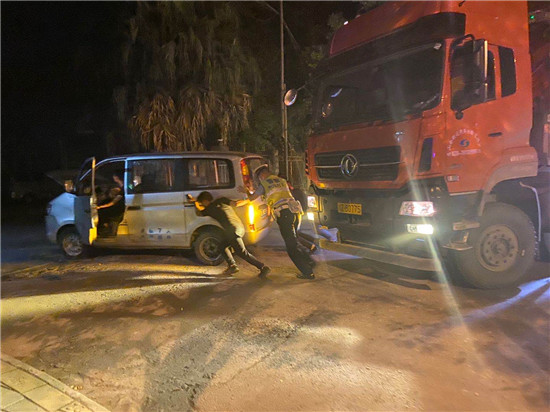 車輛拋錨停路上 交警深夜推車暖人心