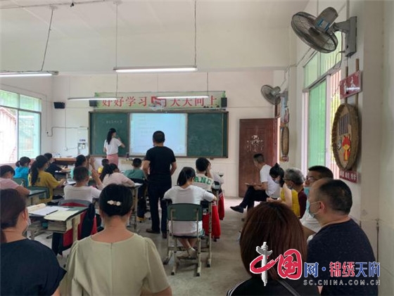 绵阳市盐亭县两河学区三校联合开展毕业班质量提升教学研讨活动