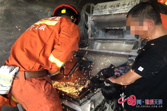 安居区梧桐路消防救援站成功处置一起搅面机卡手事故