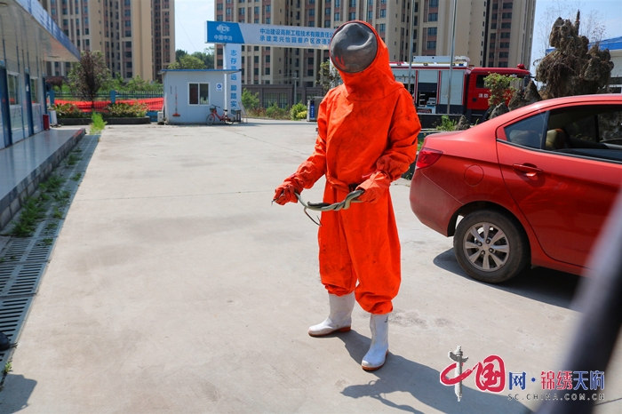 遂宁市：建筑工地活动板房有蛇出没 经开消防及时捕捉