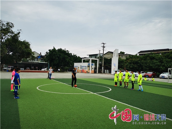 綿陽江油市堅勇五一二實驗小學與西屏小學開展足球聯誼比賽