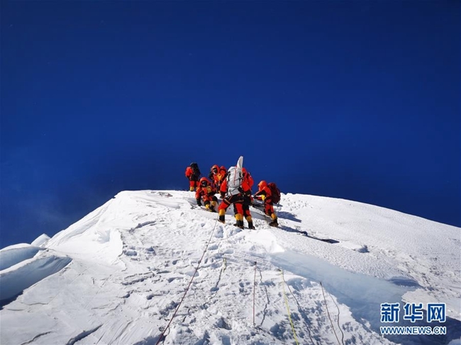 2020珠峰高程测量登山队成功登顶世界第一高峰——珠穆朗玛峰