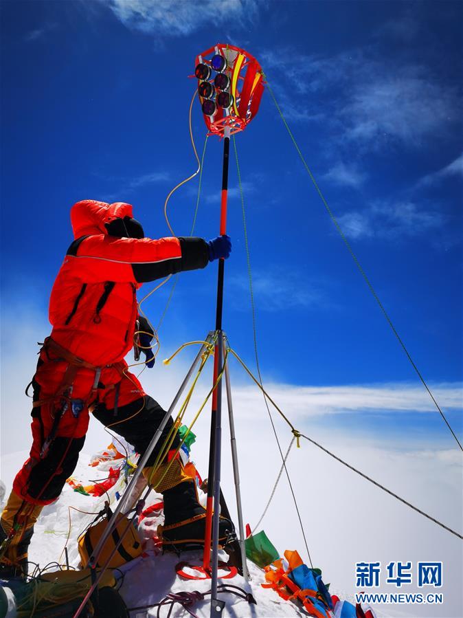 现场照片：珠峰高程测量登山队队员在峰顶开展测量工作