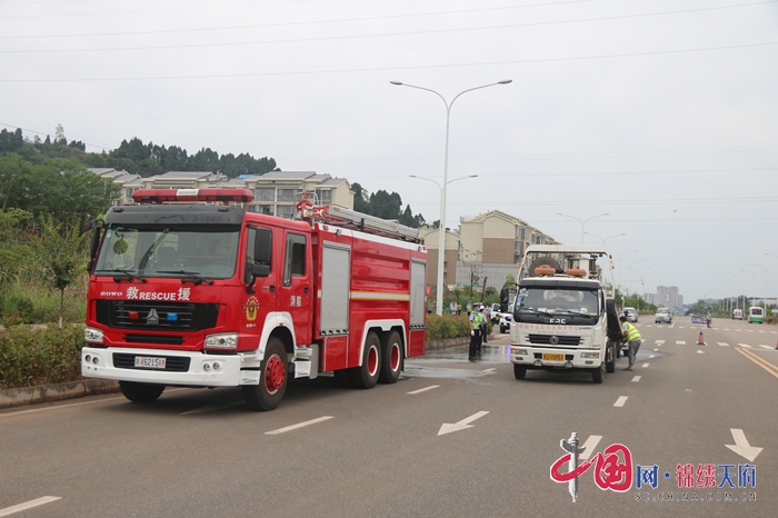 安居區(qū)梧桐路消防救援站聯(lián)合區(qū)公安分局開展道路交通事故應急綜合演練