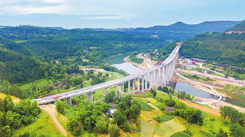 连接成渝地区双城经济圈要道 通江河特大桥双幅贯通