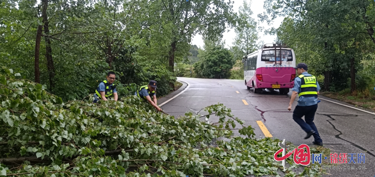 西充縣路政大隊確保汛期公路安全暢通