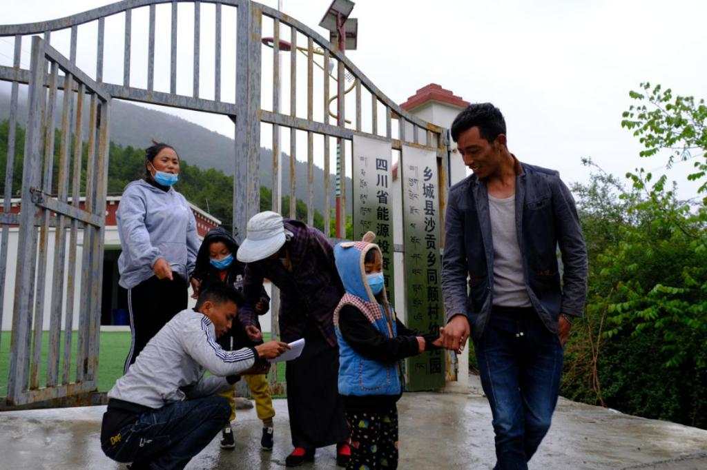 详情6月的甘孜州乡城县,群山在蒙蒙细雨的浸润下泛出片片青黛,与