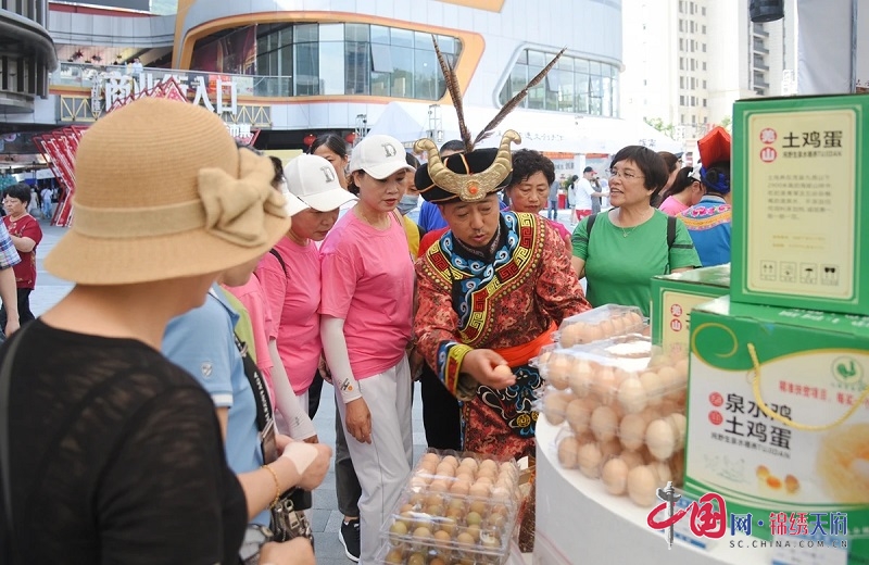 走出大山！阿壩州茂縣生態農産品亮相浙江玉環市土貨趕集會現場