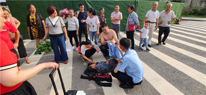 廣安一老人中暑暈倒 民警救助“不雅照”獲網友稱讚