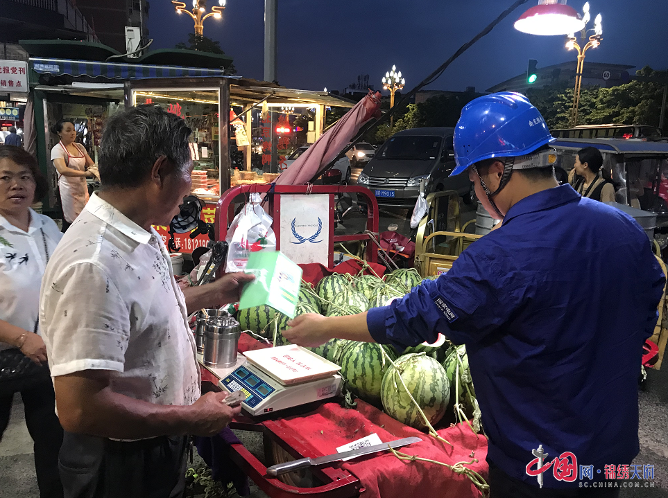 嘉陵供電公司零距離服務 護航“地攤”用電安全