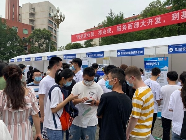 Online and offline recruitment activities continue to boost employment in Sichuan