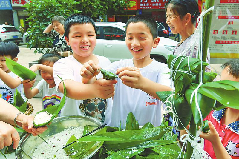 四川各地形式多样民俗迎端午