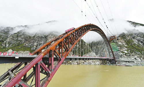 Closure of main girder at Zangmuyajiang Grand Bridge of Sichuan-Tibet Railway