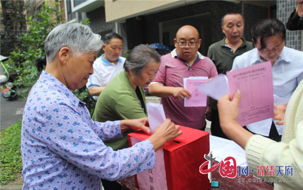 寶興縣：瀘州佳苑小區(qū)迎來“紅色代言人”