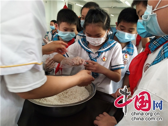 綿陽江油市三合小學開展“粽香溢滿端午 情暖留守兒童”活動