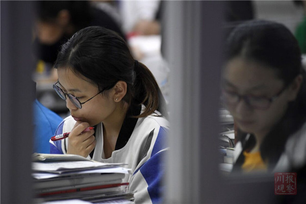 深夜的四川省南充高中高三年级教室里,灯火通明,同学们争分夺秒复习