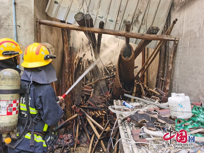 村民煮饭不慎将木材堆点燃 射洪消防紧急救援