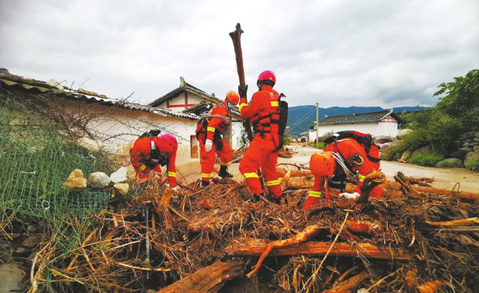 冕宁特大暴雨受灾村民回忆：洪水在身后十余米 跳到高处躲过一劫