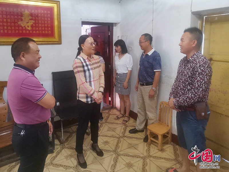 自贡市富顺县人大常委会主任郭洁走访慰问困难党员
