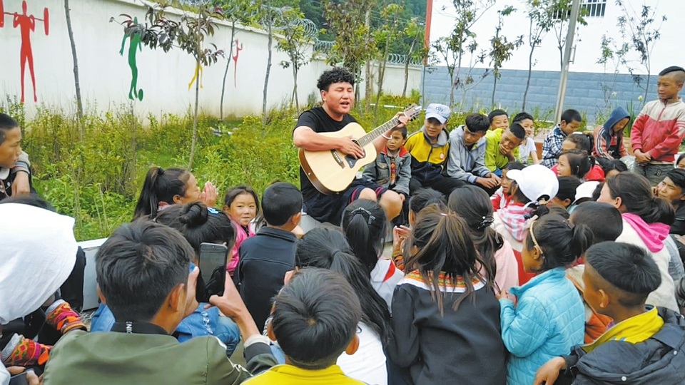 “中国最牛校歌”《玛薇》曲作者吉布李宏：重返大凉山 为彝族孩子们谱儿歌