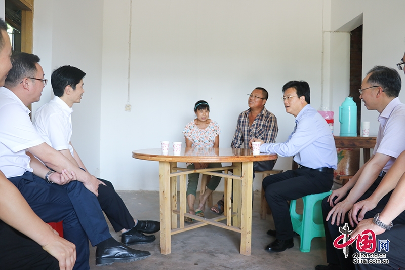 自贡市委常委、组织部部长陈扬杰走访慰问沿滩区九洪乡困难党员