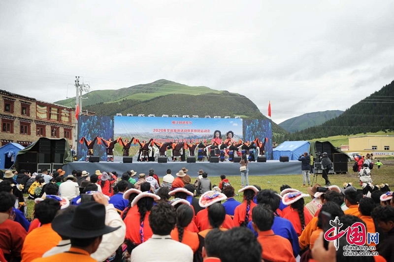 甘孜州雅江县以开展农牧民传统文体旅游节形式庆祝"建州70年"