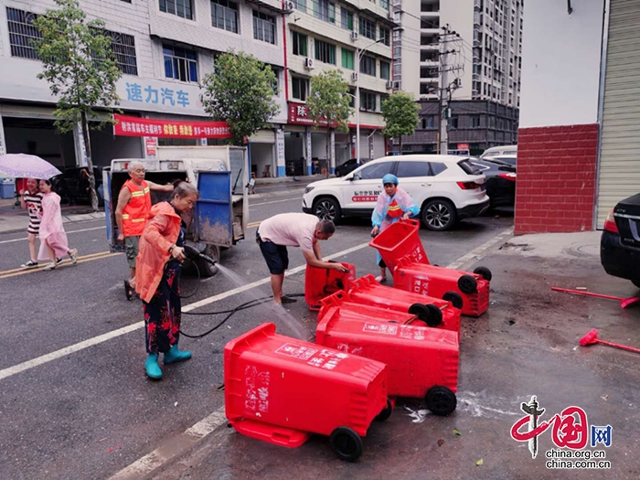 射洪市环卫所：规范清洁“小红桶” 防疫保洁两不误