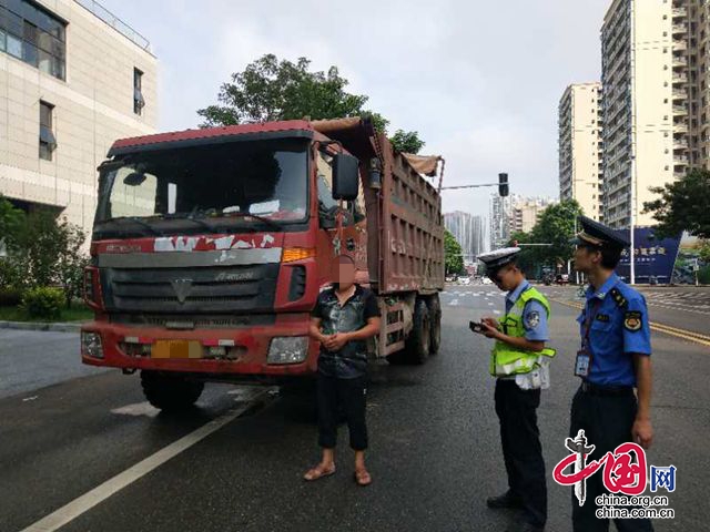 遂寧市：交警、城管聯(lián)合整治違法貨運(yùn)車輛 查處一起非法改裝行為