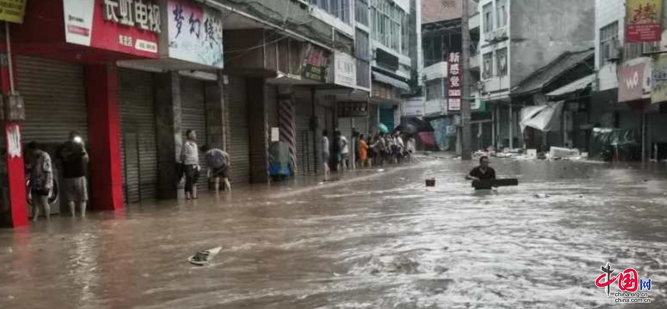 暴雨突袭、乡镇被淹 南充供电公司积极开展现场抢修抢险工作