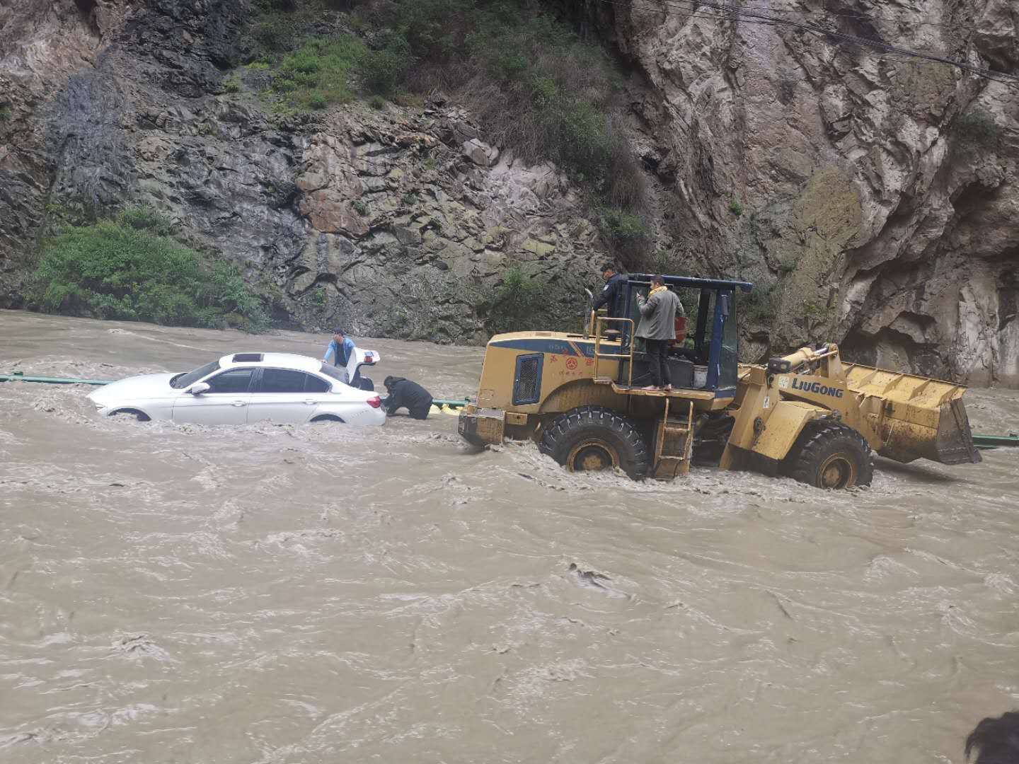 甘孜州德格县：洪水倒灌城区 多部门参与紧急抢险